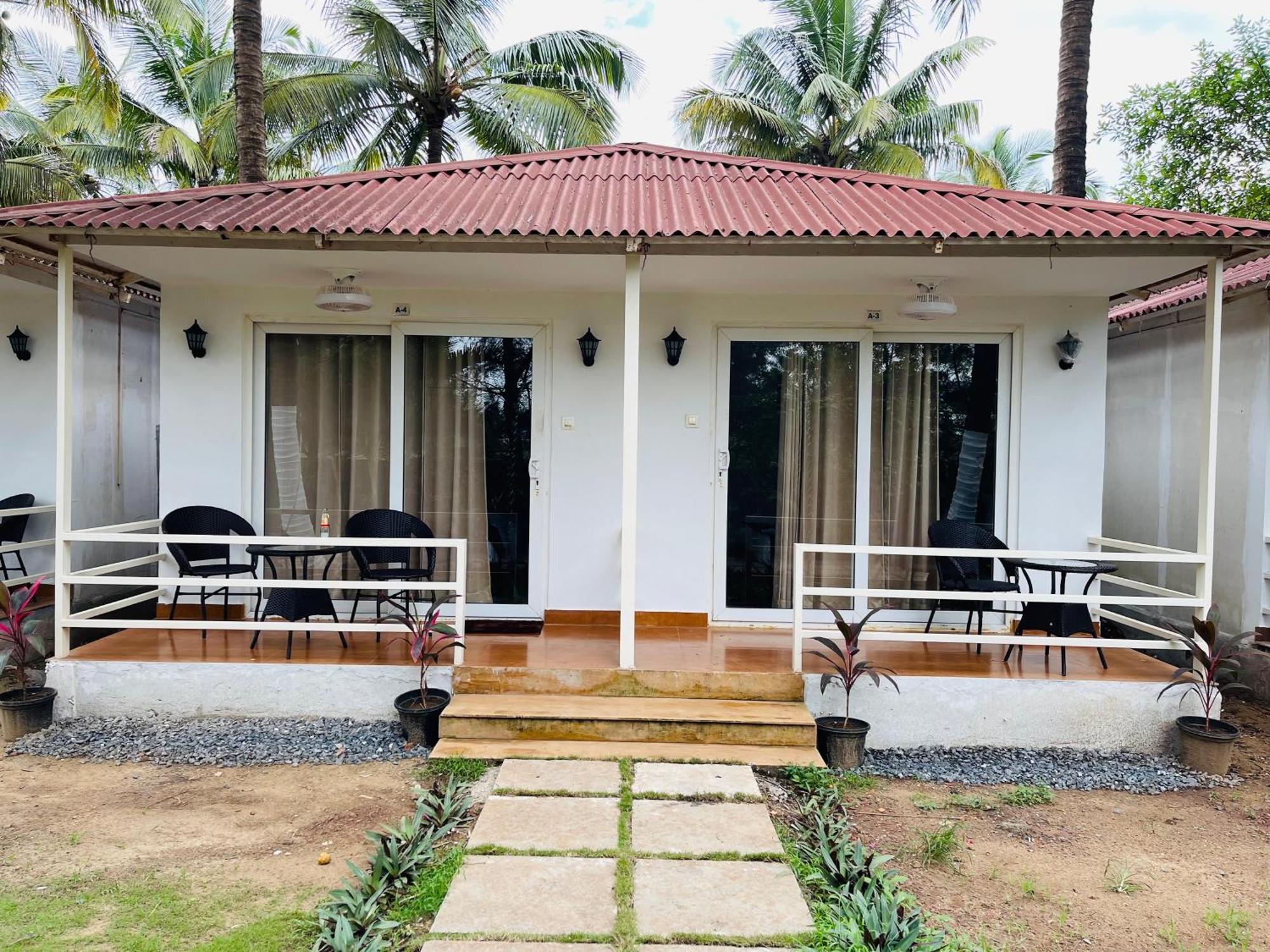 Arabian Sea Beach Resort Морджим Екстериор снимка