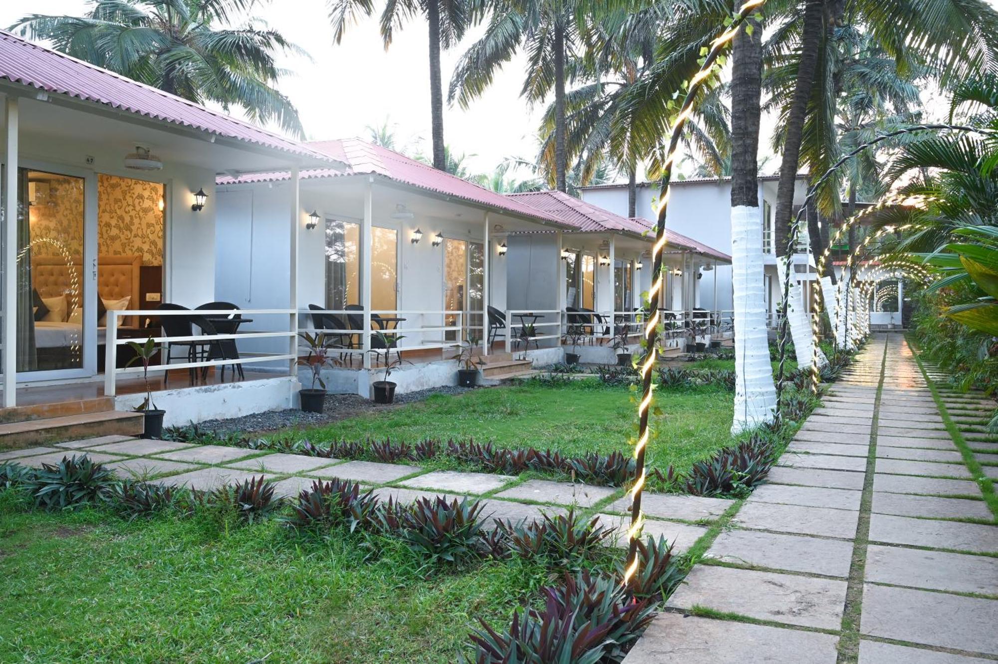 Arabian Sea Beach Resort Морджим Екстериор снимка